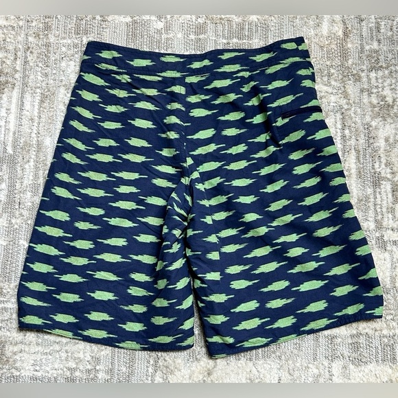 Patagonia Wavefarer 8" Shorts Men’s Blue Green Print Size 30 - Picture 2 of 4